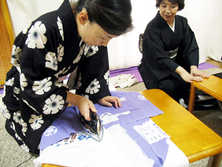 塩瀬の名古屋帯を作成している様子